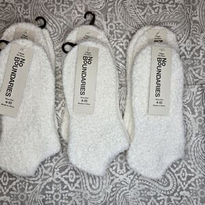 No Boundaries Soft White No-Show Socks